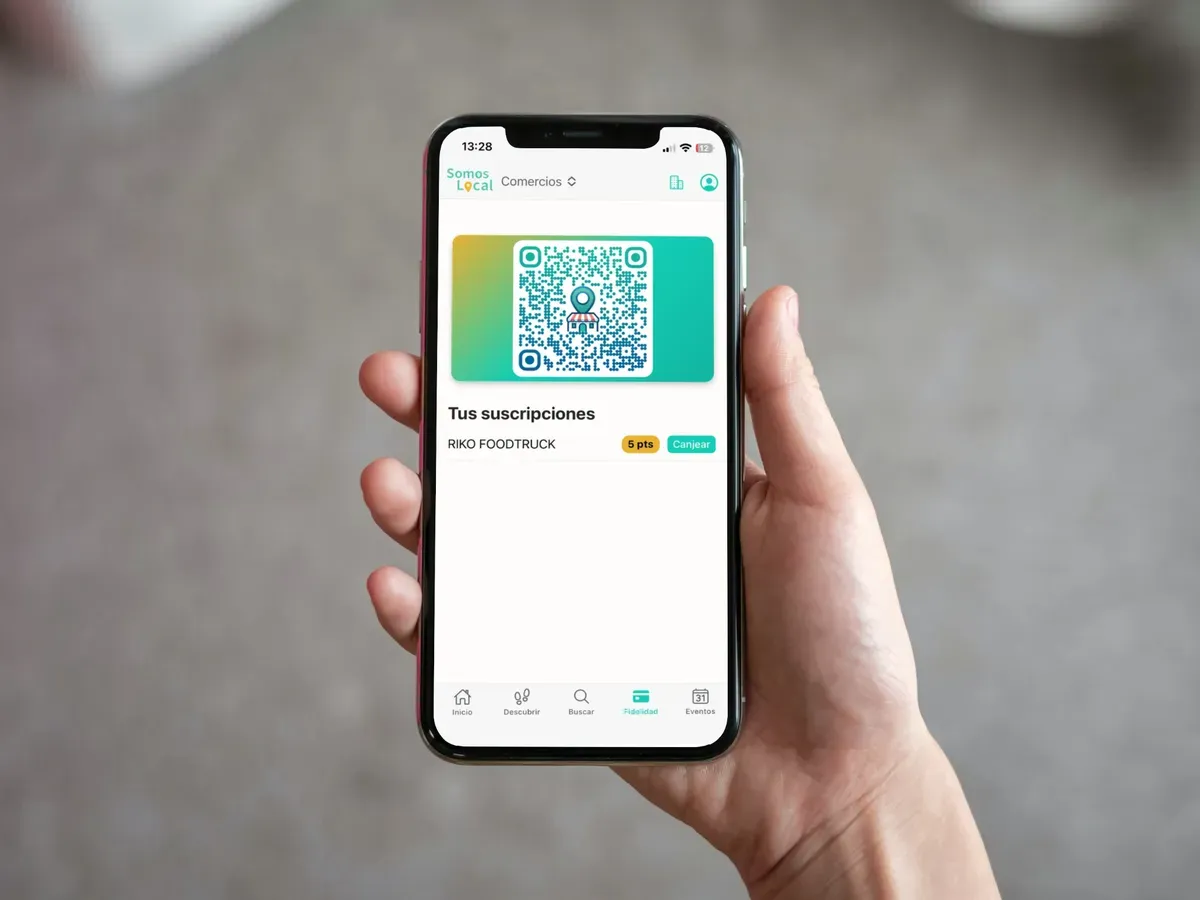 Cliente usando un sistema de fidelización digital con QR en un comercio