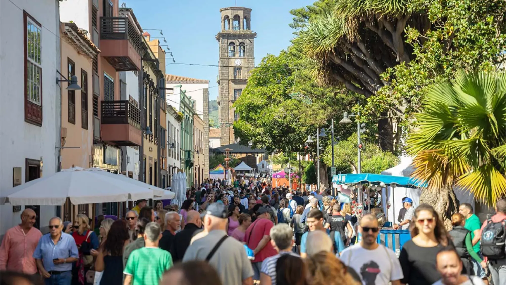 Ciudad con comercios locales, restaurantes, tiendas y eventos